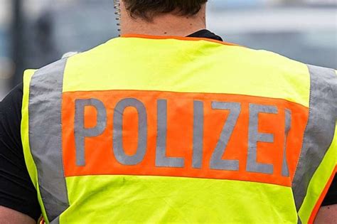 75 Jähriger überschlägt sich mit Auto und wird schwer verletzt