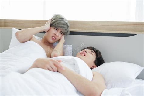 Casal Gay Lgbt Tendo Problemas Na Cama Jovem Rosto Sullen Cobrindo Seus Ouvidos E Olhando