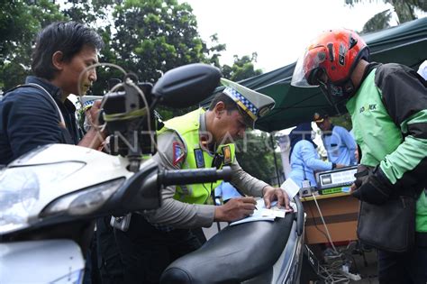 Razia Dan Tilang Uji Emisi Di Jakarta ANTARA Foto