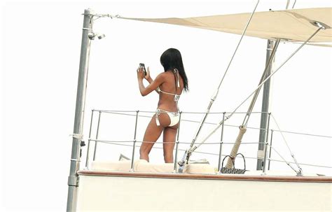 Naomi Campbell En Bikini Saint Tropez Olympine