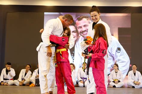 Malvino Salvador Recebe Faixa Preta Das M Os De Kyra Gracie E Celebra