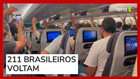 Vídeo Mostra Grupo De Brasileiros Repatriados Comemorando Saída De Israel Em Avião Da Fab Youtube