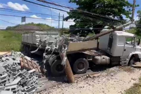 Caminh O N O Sobe Ladeira E Arrebenta Poste No Jupi Em Piracicaba