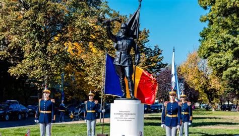 Foto Ecaterina Teodoroiu Eroina De La Jiu Are Statuie N Capital