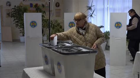 Moldovans Cast Votes To Choose President And Decide On Eu Path As