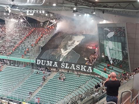 Kibice Górnika Zabrze pokazali moc na stadionie Legii Zobaczcie