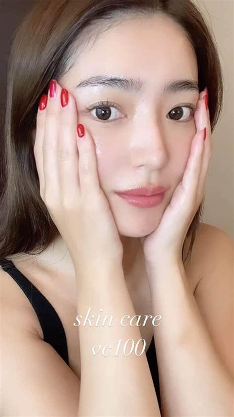 大口智恵美さんのインスタグラム動画 大口智恵美instagram 「高濃度ビタミンcでスキンケア💛 夏はたっぷりアウトドアを楽しんだので、その分ケアは入念にしています！ ダーマレーザー