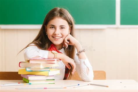 Fille Dans Luniforme Scolaire Se Reposant à Son Bureau Dans La Salle