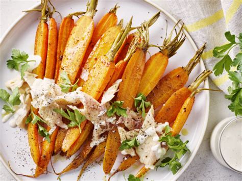 Salade Van Geroosterde Wortelen Met Gerookte Vis En Yoghurt