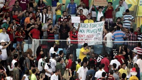 Manifestantes Vão A Jogo Entre Espanha E Taiti Para Protestar Contra A