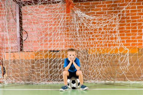 Goleiros Que Retrocede A Bola De Futebol Imagem De Stock Imagem De