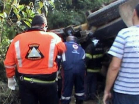 Vídeo Uma pessoa morre e cinco ficam feridas em acidente em estrada de