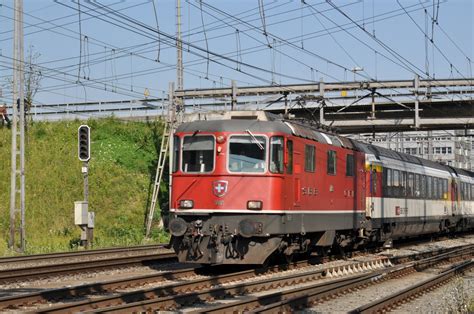 Re 4 4 II 11139 durchfährt den Bahnhof Muttenz Bahnbilder de