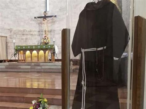 Franciscanos O hábito de São Pio da Pietrelcina um franciscano