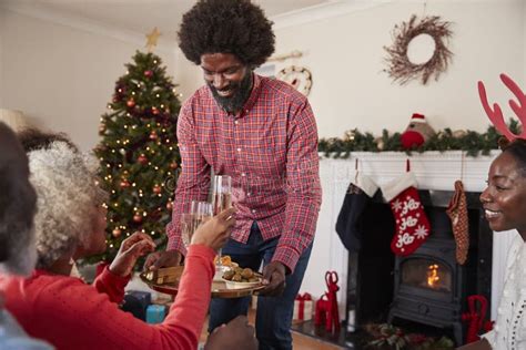 El Hombre Que Sirve A Los Miembros De Champagne And Snacks As Adult De