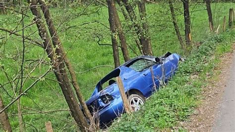 Auto überschlägt sich mehrfach und landet im Graben