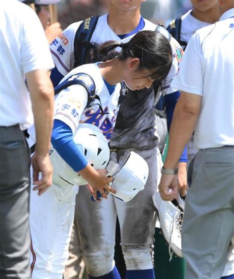 おかやま山陽の女子マネが甲子園の土集め ペットボトルへ懸命に最後まで さわやかな戦いぶりに球場全体が拍手 野球 デイリースポーツ Online