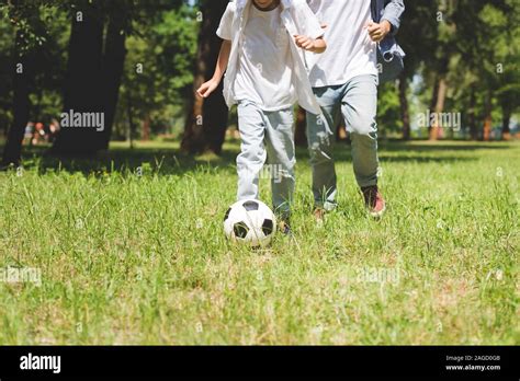 Vista Recortada De Padre E Hijo Jugando Al F Tbol Con Una Pelota De