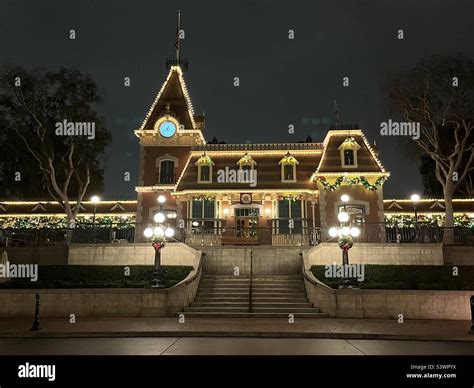 Disneyland Train station Stock Photo - Alamy