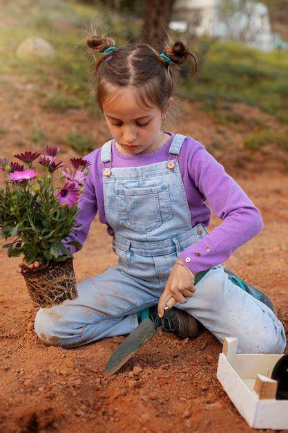 Fotos Menina Plantando Plantas Fotos De Arquivo Gr Tis De Alta