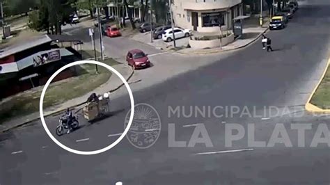 La Plata robaron una barrera de las vías y se la llevaron en moto Perfil