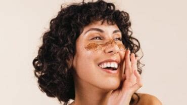 5 best face scrubs for blackheads to get clean and clear skin | HealthShots