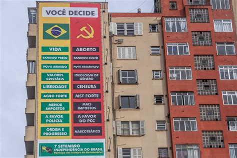 Cartaz Gigante Associa Esquerda A Bandido E Pcc