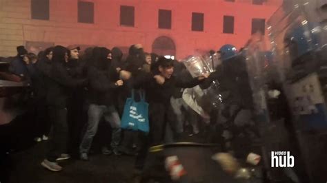 Roma Scontri Tra Manifestanti E Polizia Al Corteo Per Ramy La Repubblica