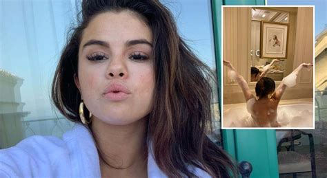 Selena Gomez presume de figura en un sensual baño con espuma la foto