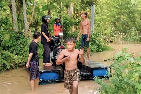 Warga Oku Sumsel Beraktivitas Gunakan Perahu Akibat Banjir Antara News