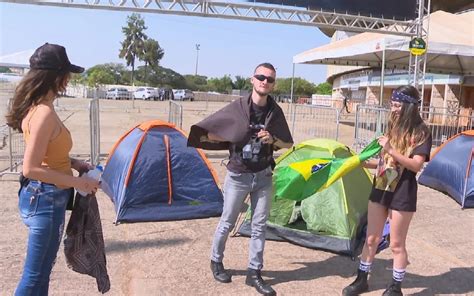 Fãs de Guns N Roses acampam na porta do Estádio Serra Dourada um dia