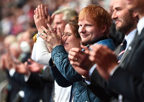 Ed Sheeran revela que fez cirurgia a laser nos olhos e só usa óculos