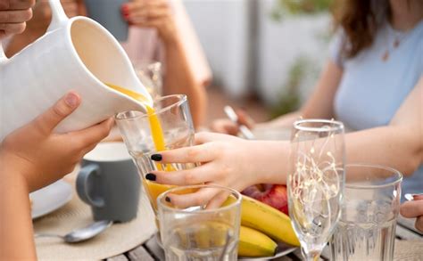 Fam Lia Passando Um Tempo Junta Ao Ar Livre Bebendo Suco De Laranja