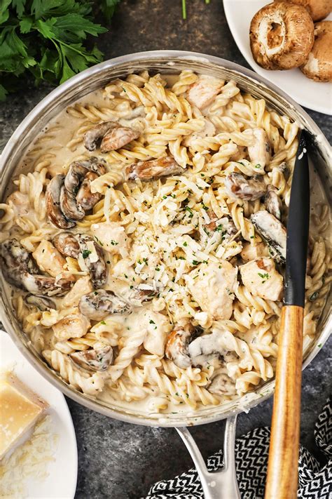 Fettuccine Alfredo With Chicken And Mushrooms