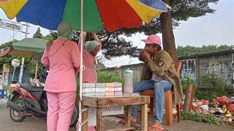 Jasa Penukaran Uang Baru Mulai Bermunculan Di Jalan Raya Pantura Bekasi