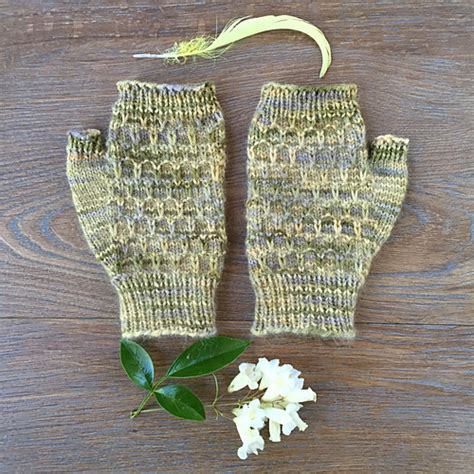 Ravelry Apidae Mitts Pattern By Shara Made