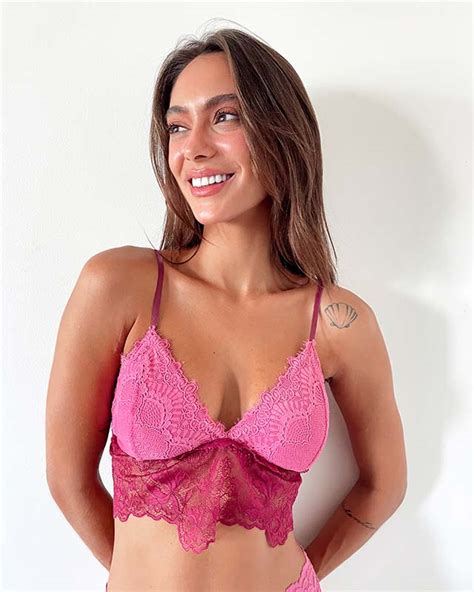 Conjunto lingerie top triângulo de renda rosa e bordeaux e calcinha