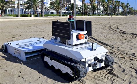 España lanza el primer robot limpiador de playas del mundo PlatjaBot