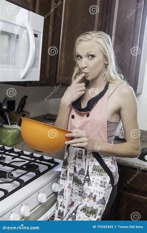 Fille Dans Sa Cuisine Image Stock Image Du Gourmet Blonde