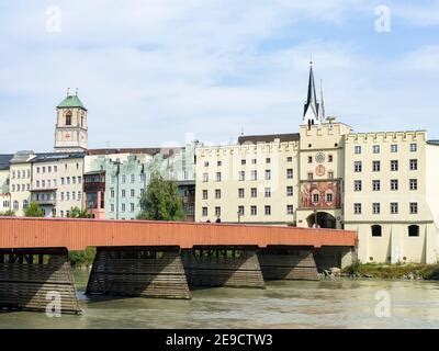 Rote Brücke über den Inn und das Stadttor Brucktor