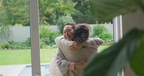 Feliz Madre Asiática E Hija Adulta Abrazándose Y Sonriendo De Ventana