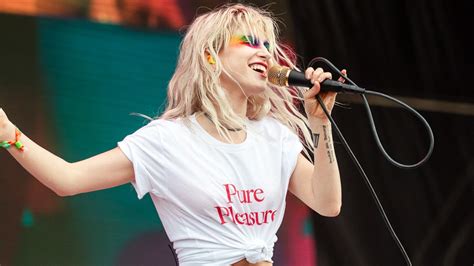 Hayley Williams de Paramore revela por qué no se atreve a tocar la