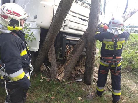 Wypadek na DK 10 w Solcu Kujawskim Ciężarówka wypadła z drogi i