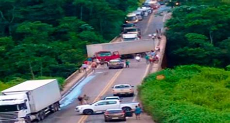 Carreta fica atravessada em cima da Ponte Torta em João Monlevade