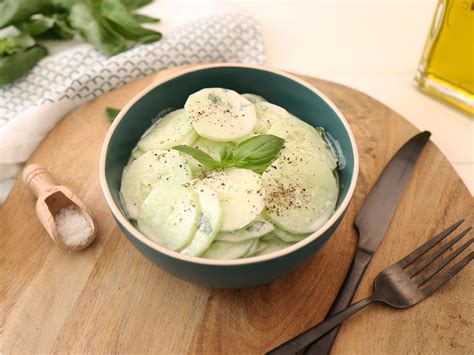 Salade de concombres à la crème fraîche Recette de Salade de