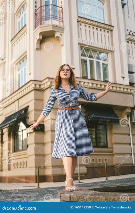 Mulher Andando Vestida Na Cidade Antiga Foto Do Estilo De Moda De Uma