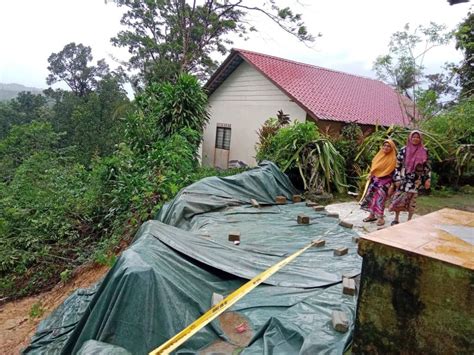 Dua Rumah Di Lereng Bukit Diancam Hakisan