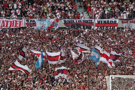 Otra Vez La Interna De La Barra De River Graves Incidentes En Las Afueras Del Monumental Y 30