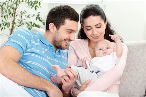 Familia Joven Feliz Con El Beb Imagen De Archivo Imagen De Muchacho