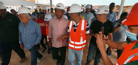 Governador visita obras da estação do metrô de Águas Claras ao lado de